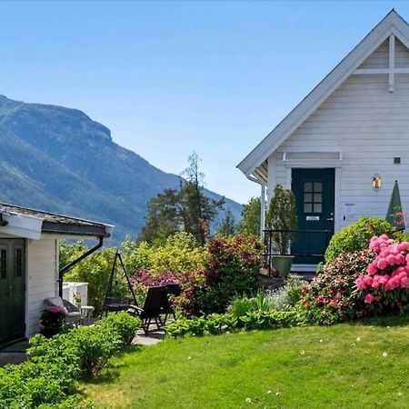 Nydelig Lite Hus Med Egen Vedfyrt Baksteovn. Villa Kaupanger Kültér fotó