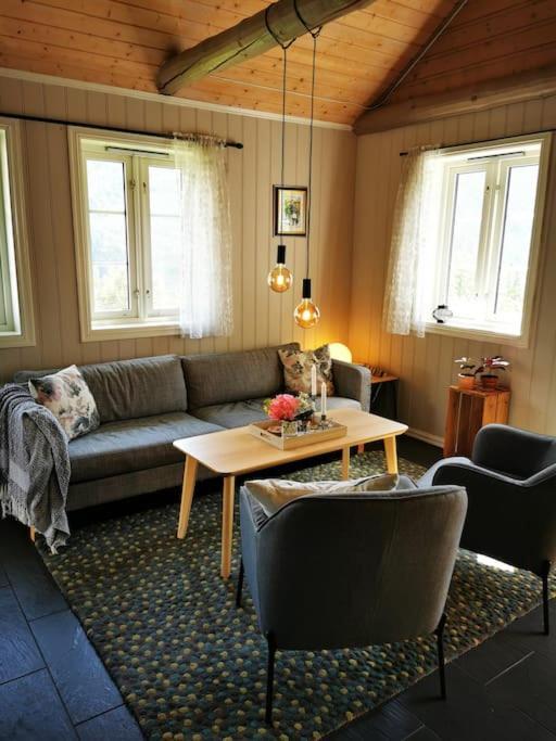 Nydelig Lite Hus Med Egen Vedfyrt Baksteovn. Villa Kaupanger Kültér fotó