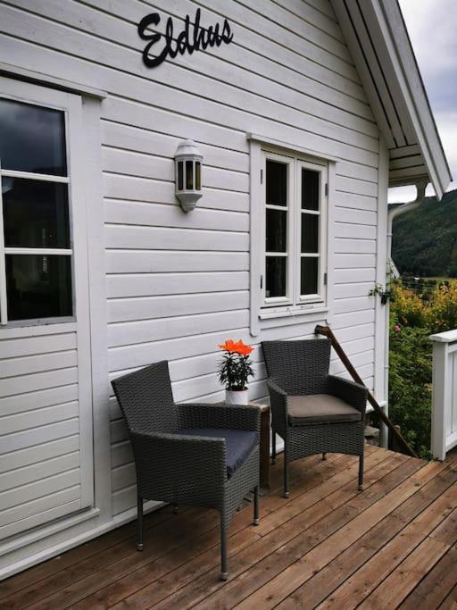 Nydelig Lite Hus Med Egen Vedfyrt Baksteovn. Villa Kaupanger Kültér fotó