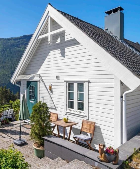 Nydelig Lite Hus Med Egen Vedfyrt Baksteovn. Villa Kaupanger Kültér fotó