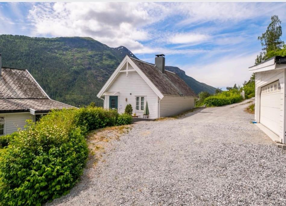 Nydelig Lite Hus Med Egen Vedfyrt Baksteovn. Villa Kaupanger Kültér fotó