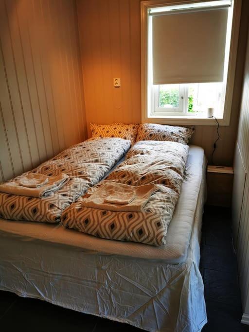 Nydelig Lite Hus Med Egen Vedfyrt Baksteovn. Villa Kaupanger Kültér fotó